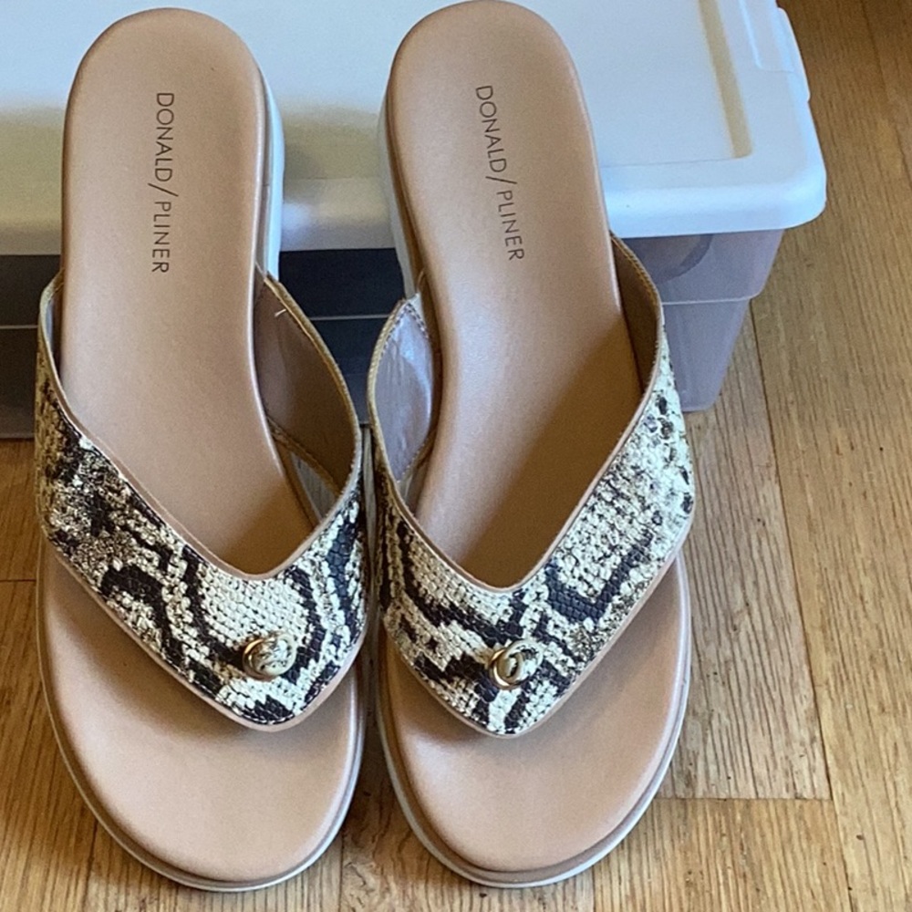Donald/Pliner Laura-size 10 M.Synthetic snakeskin upper Man made outsole preow - Picture 2 of 8